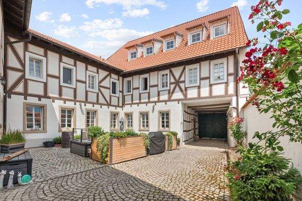 Vordere Wohneinheiten mit Zufahrt