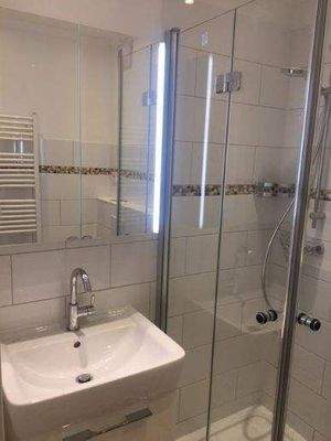 Bad mit Spiegel- Awschtischschrank