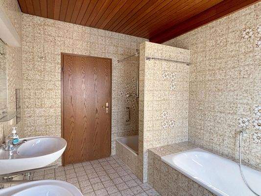 ... und Dusche im Obergeschoss