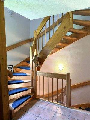 Treppenhaus mit massiver Holzwangentreppe