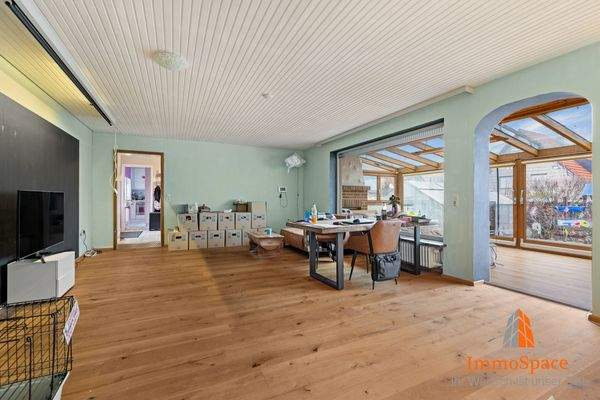 Wohn- und Essbereich mit Blick in den Wintergarten