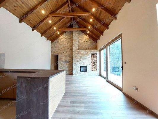 Wohn-/Esszimmer mit offener Küche und Kamin