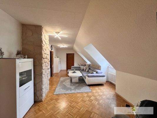 Gemütlicher Wohnraum im Dachgeschoss