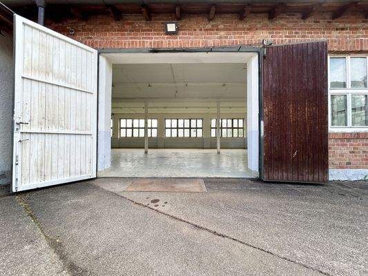 Halle 2 (rechts): Geöffnetes Einfahrttor