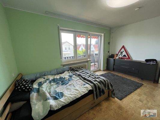 Schlafzimmer mit Zugang zum Balkon