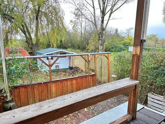 Die Terrasse mit angrenzenden Garten 