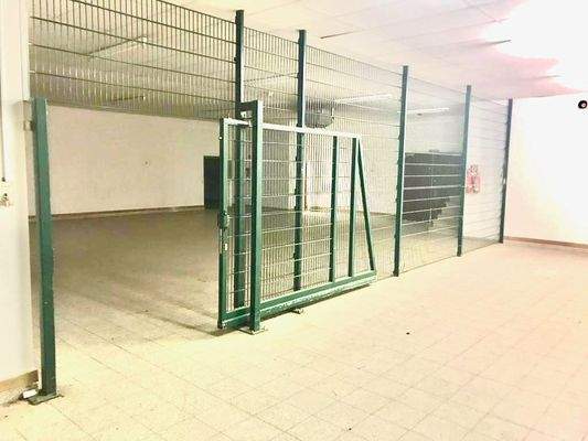 Anlieferzone von Rampe aus, abschließbar