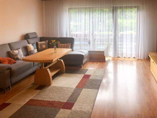 Wohnzimmer mit Ausgang auf den Balkon