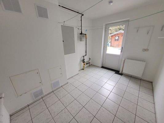 EG Hauswirtschaftsraum mit Waschmaschinenanschluss