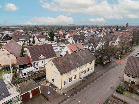 Umgebung und Stellplatzfläche neben dem Haus