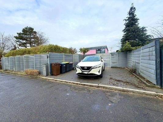 Zufahrt & Stellplätze