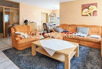 Wohnzimmer mit angrenzendem Essbereich