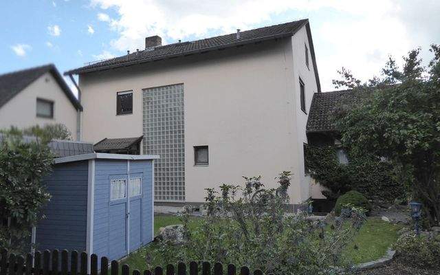 Vorgarten mit Gartenhäuschen