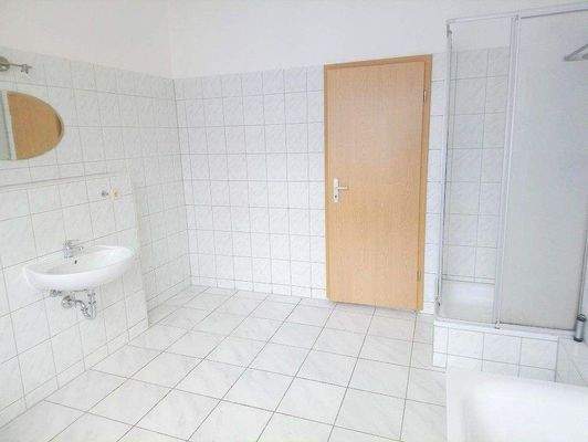 gefliestes Bad, Wanne, Dusche, Waschmaschinenansch