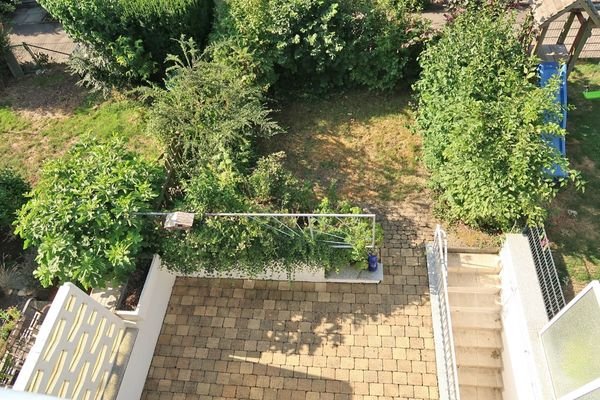 Blick vom Balkon in den Garten