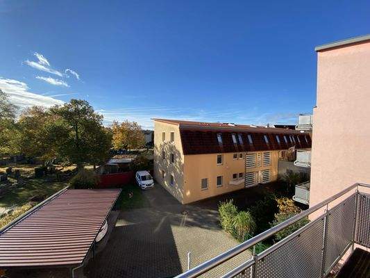 Ein Blick in den Garagenhof und die Nachbarschaft