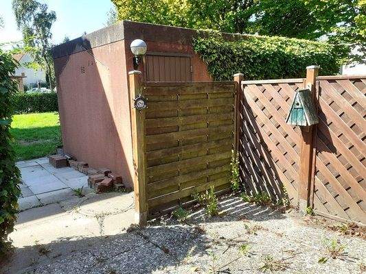 Sitzecke neben Garage