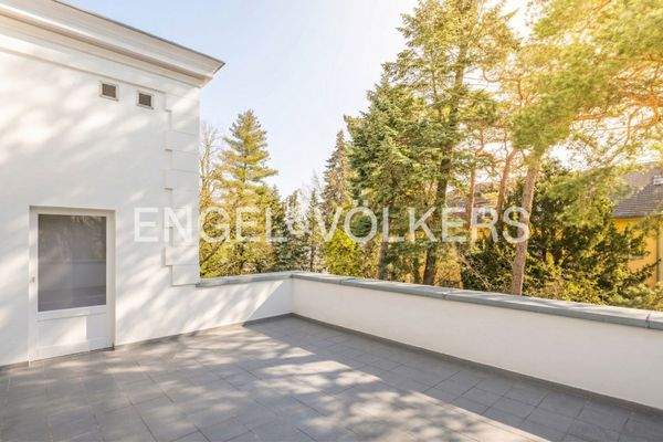 Die Terrasse hat eine Fläche von etwa 30 m²