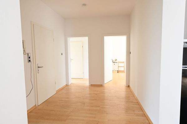 Heller Flur mit Türen