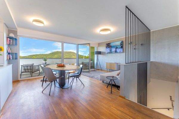 Wohn- und Essbereich mit Abgang ins Erdgeschoss