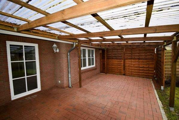 überdachte Terrasse am Wohnzimmer