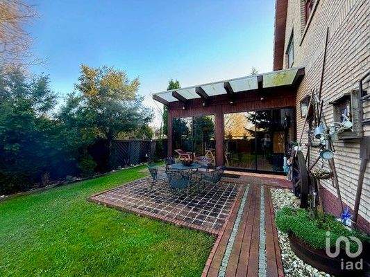 ...angrenzende Terrasse an den Wintergarten