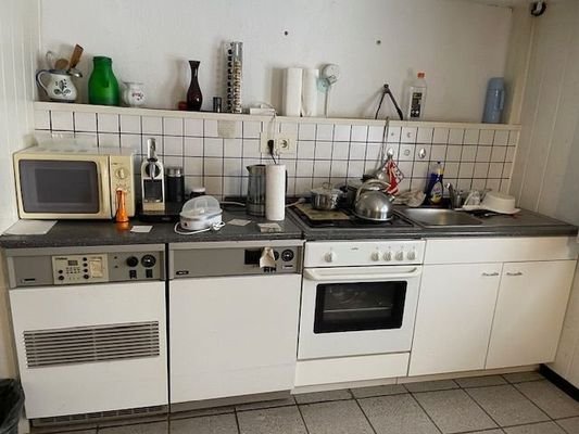 Einschl. EBK und vorh. Möbel 