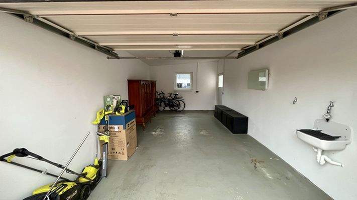 Garage mit Sektionaltor