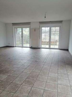 Großes Wohnzimmer mit Kaminanschluss