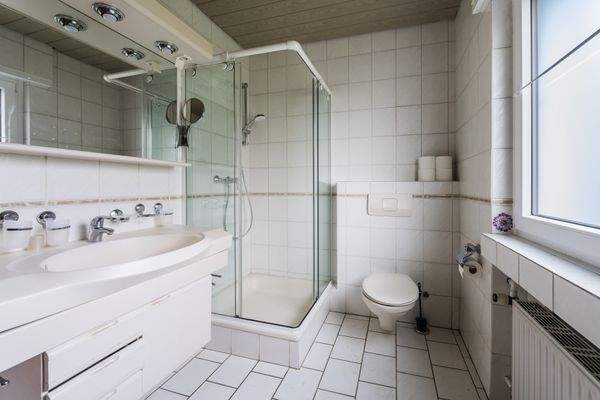 Badezimmer mit Dusche