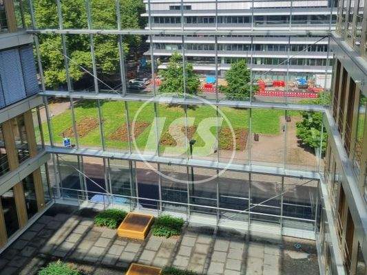 Blick ins 1. OG und nach draußen