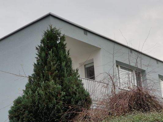 obere Wohnungen mit Balkon