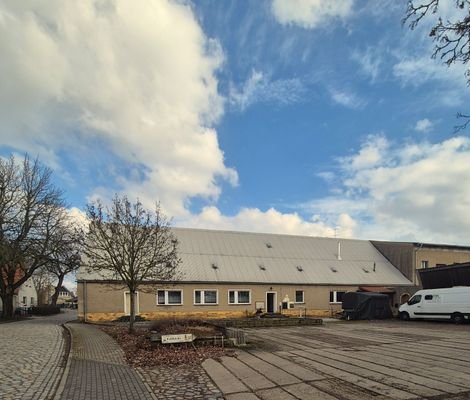 Frontansicht mit Parkplatz