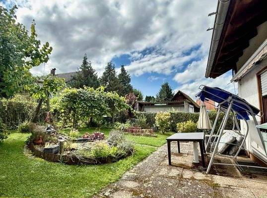 Garten mit kleinem Teich