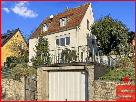 Ansicht von der Straße mit Garage