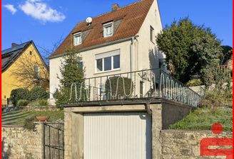 Ansicht von der Straße mit Garage