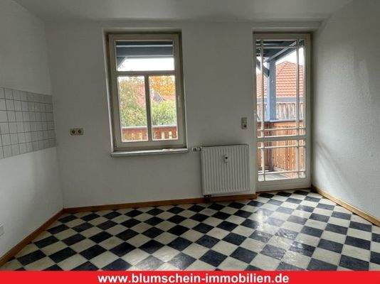 Küche mit Ausgang zum Balkon