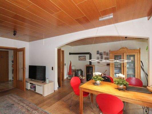 Wohn- und Essbereich mit Ofen