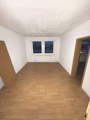 Helles Wohnzimmer mit Fenster