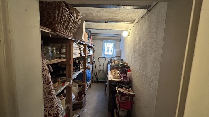 Vorratsraum im Keller