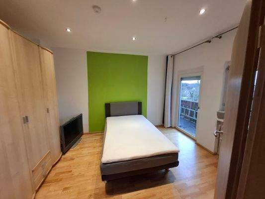 OG: Kinderzimmer mit Balkonzugang