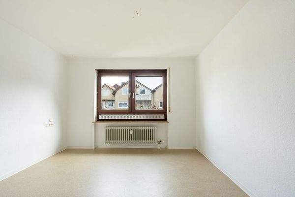 Leeres Zimmer mit Fenster