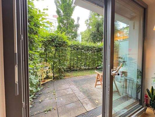 sonnige Terasse zum Innenhof