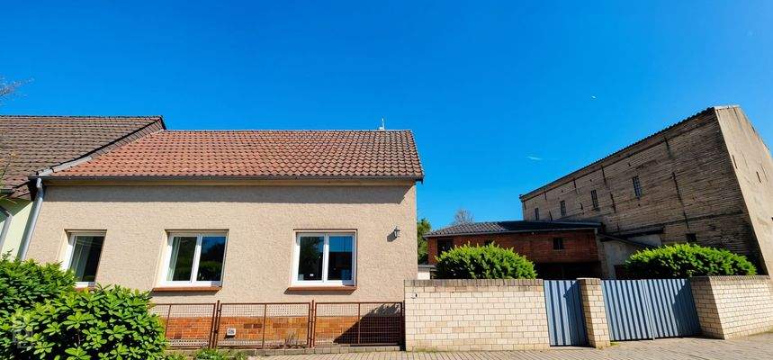 Grundstücksansicht Strassenseite - (KI generiert)