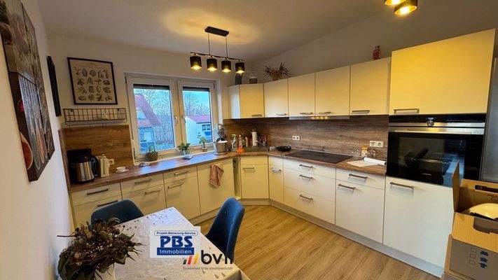 EBK neuwertig mit allen Geräten 