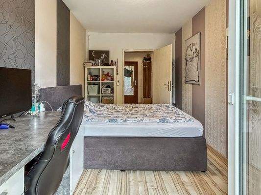 Schlafzimmer mit Ostbalkon