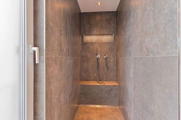 begehbare Dusche im Bad DG