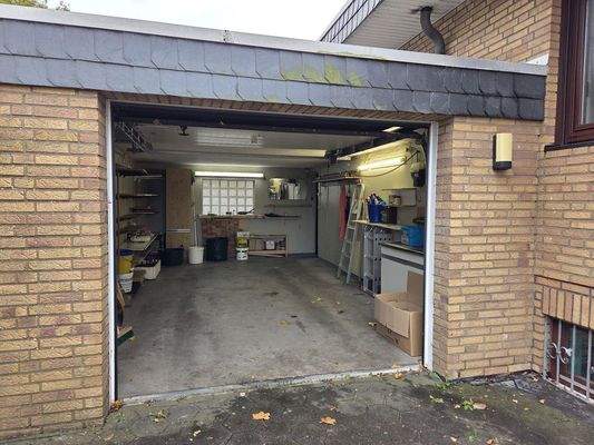 die großzügige Garage