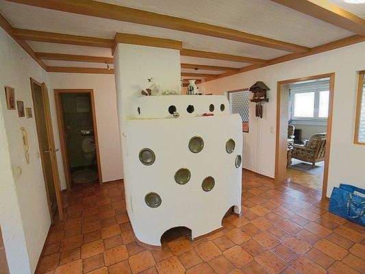 Formschöner Kachelofen Essbereich Hauptwohnung EG