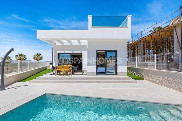 Detached Villas Near the Amenities in Algorfa Alicante
